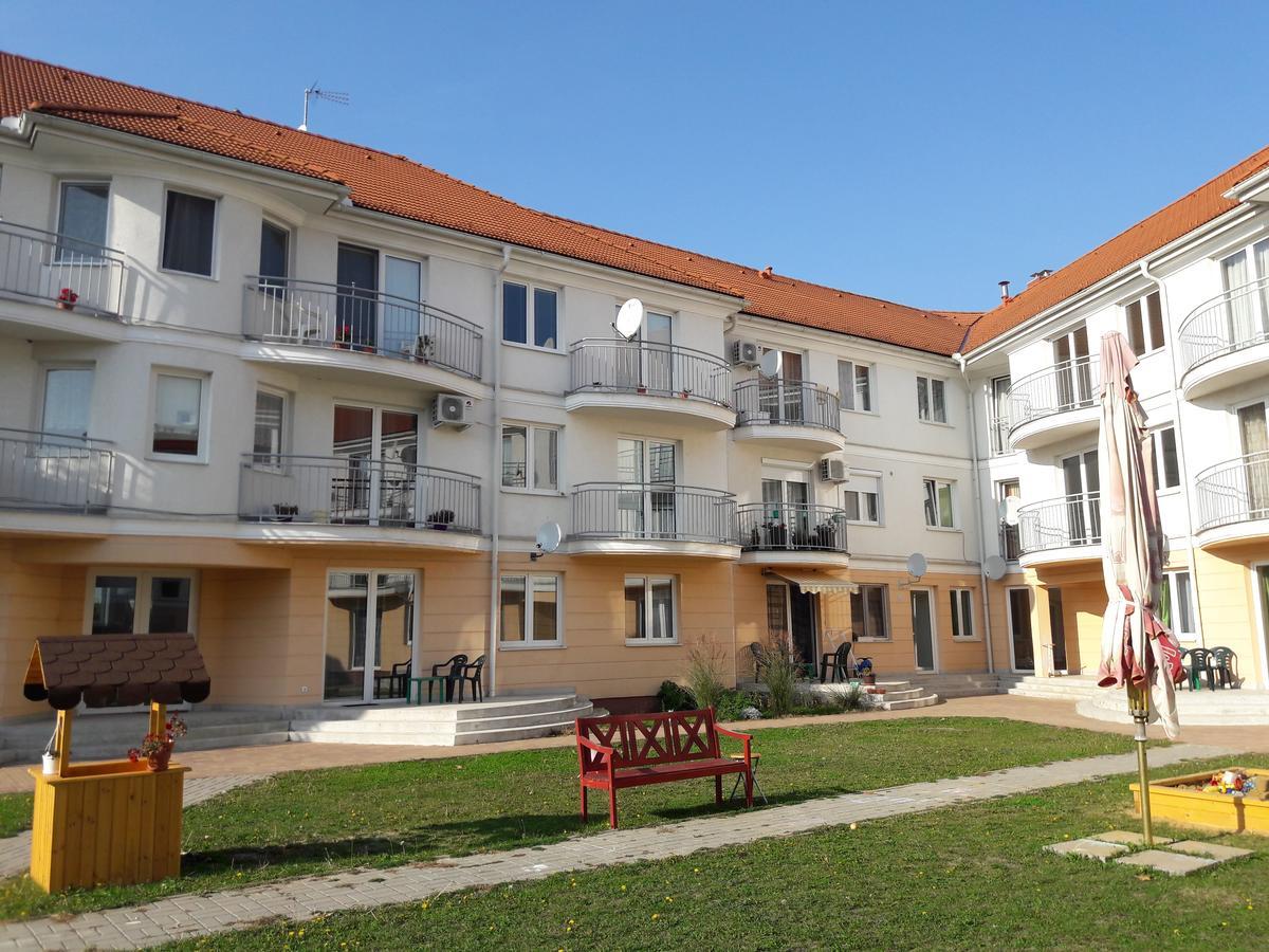 Happy Apartman Hajduszoboszlo Exterior photo